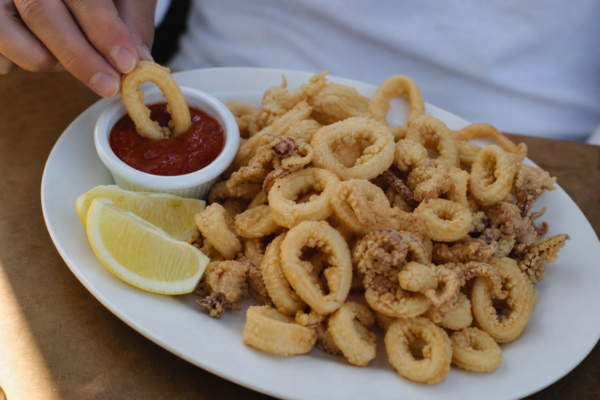 Calamari pane: rețetă crocantă pentru acasă