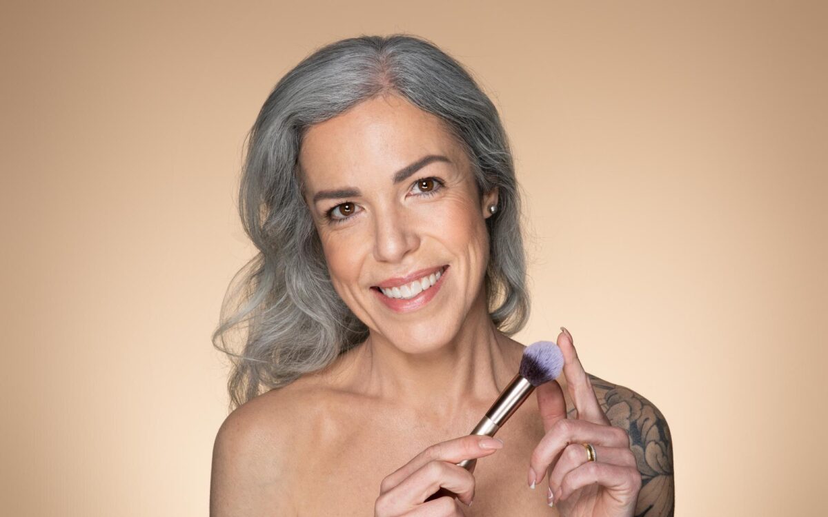 Machiaj pentru ten matur: ce produse și tehnici dau un aspect mai natural