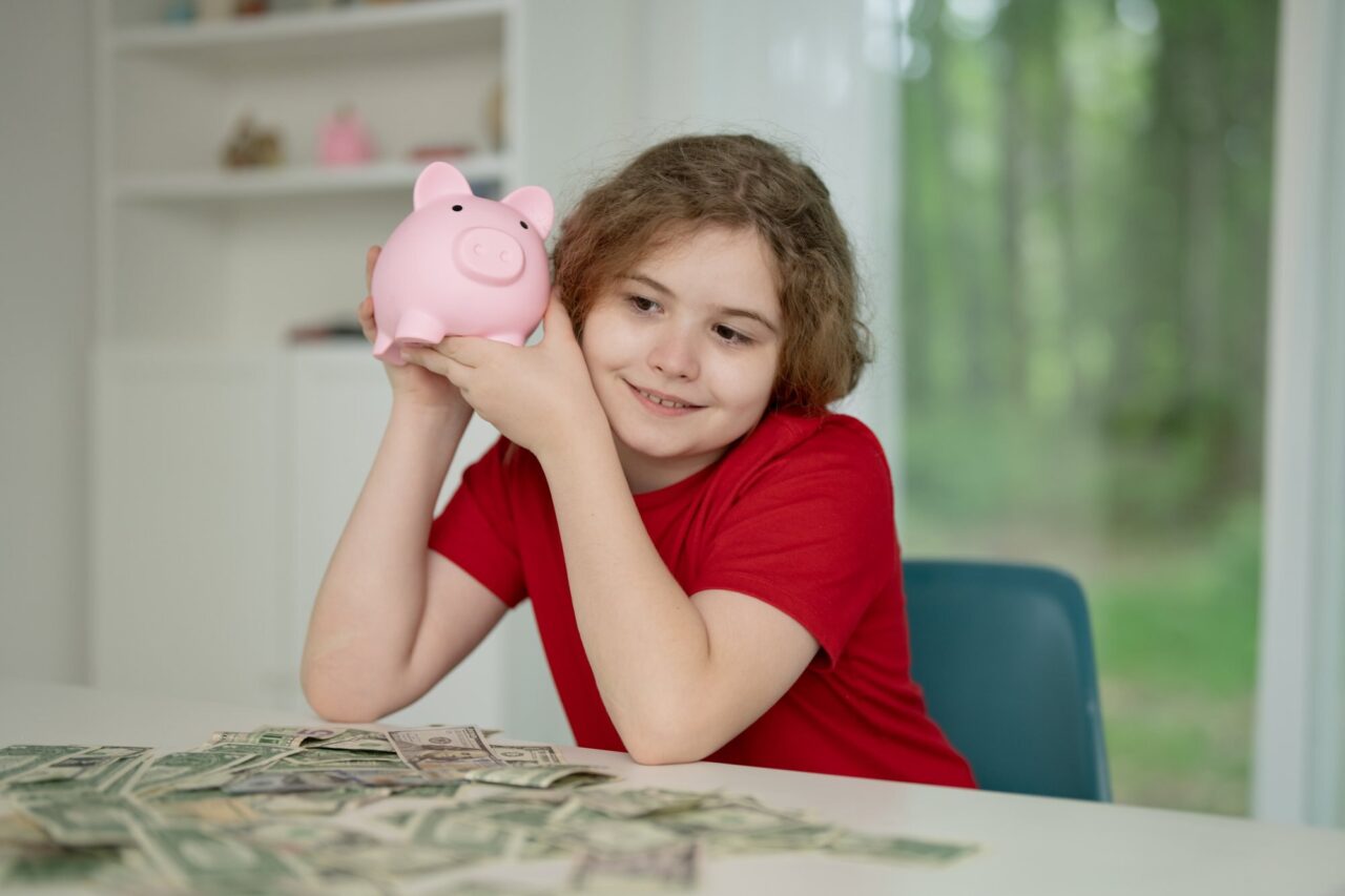 Primele economii ale copilului: cont bancar, pușculiță sau altă variantă?