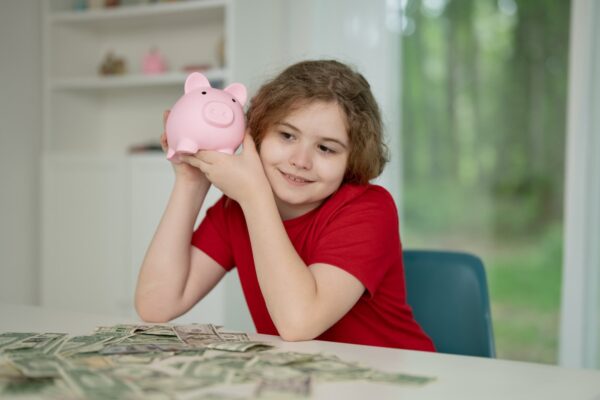 Primele economii ale copilului: cont bancar, pușculiță sau altă variantă?