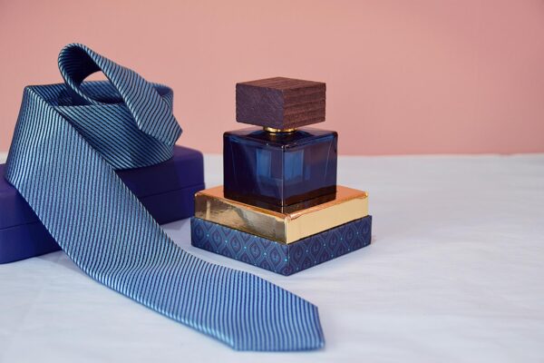 Parfum cadou pentru un bărbat elegant: ce note și arome i se potrivesc