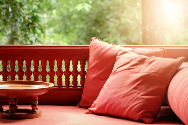 Cum amenajezi un balcon mic și îl transformi într-un colț de relaxare