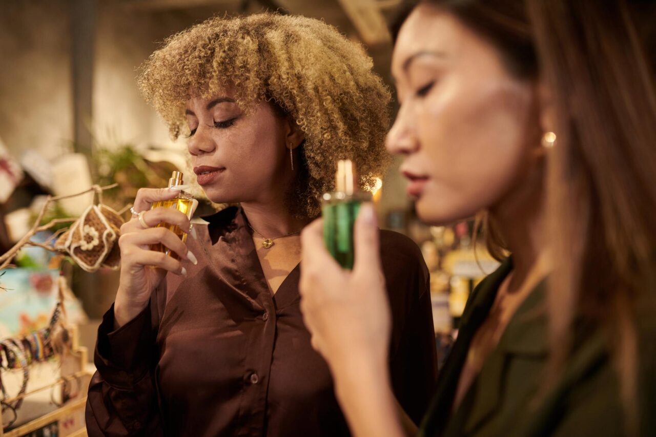 Cum îți dai seama dacă un parfum ți se potrivește înainte să îl cumperi