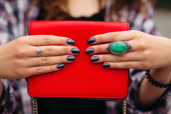 Velvet nails cu efect magnetic: cum se obține și pe ce nuanțe iese cel mai bine