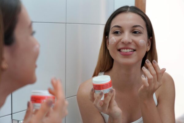 7 trucuri de aplicare pentru produsele care se scămoșează pe față