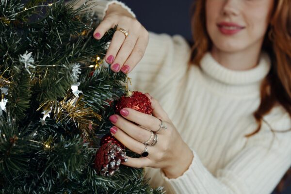 Manichiură de sărbători: 10 modele elegante pentru Crăciun și Revelion
