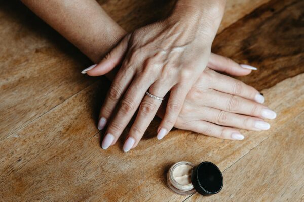 Press-on nails: alternativa rapidă la salon, cu rezultate surprinzătoare