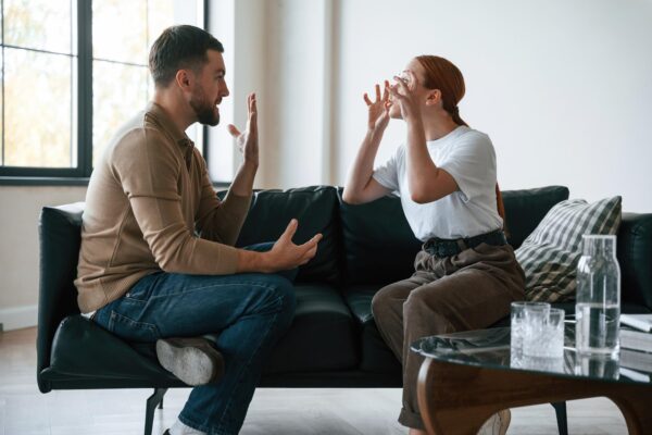 Ce să faci dacă partenerul continuă să lucreze cu persoana cu care te-a înșelat