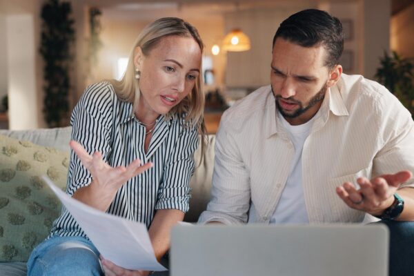 Ce faci când unul economisește, iar celălalt preferă să cheltuiască