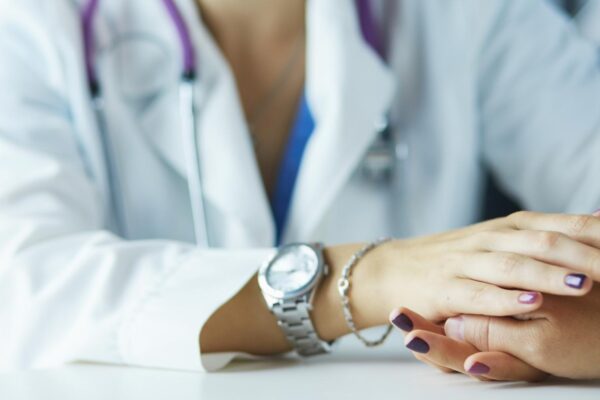 Manichiură pentru femeile care lucrează în domeniul medical: ce este permis