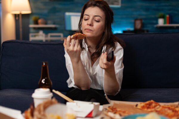 Mâncatul emoțional: cum îl gestionezi fără să te înfometezi