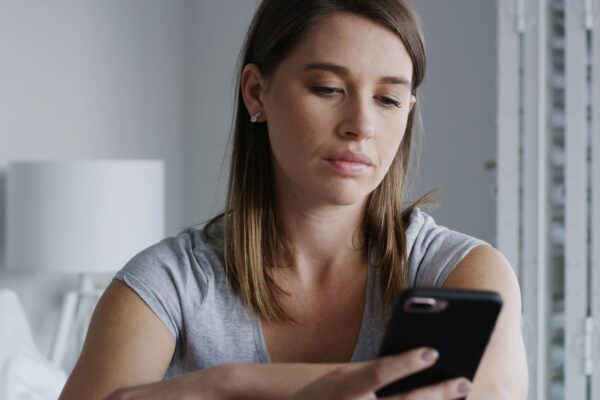Un mesaj de la o persoană necunoscută spune că are o relație cu partenerul tău: cum procedezi